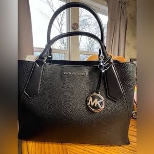 NWT Michael Kors Kimberly large satchel black pebbled leather